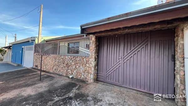Casa à venda no bairro Jardim Felicidade, próxima ao Supermercado Cimi
