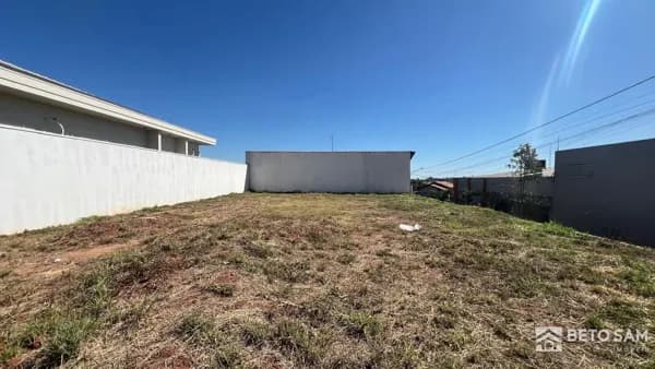 Terreno de esquina, plano e com poste no Santa Cecília III