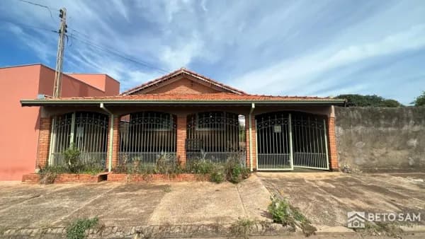 Casa à venda com amplo terreno no bairro São Crispim