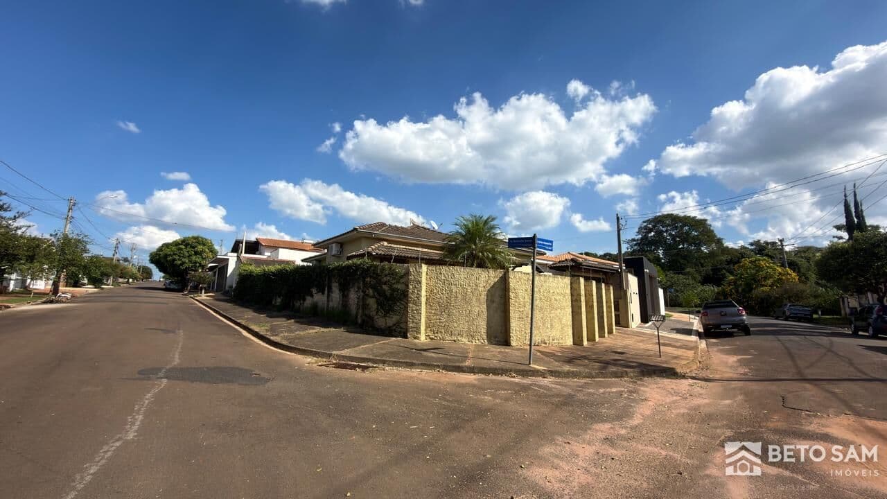 Casa de esquina à venda no Santa Amélia
