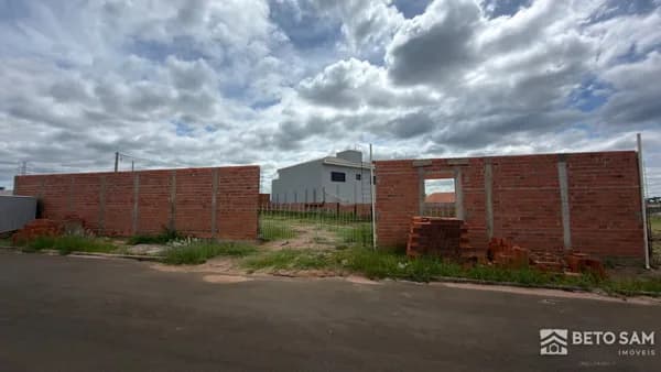 Terreno murado de esquina à venda no Jardim Paraíso em Brotas/SP