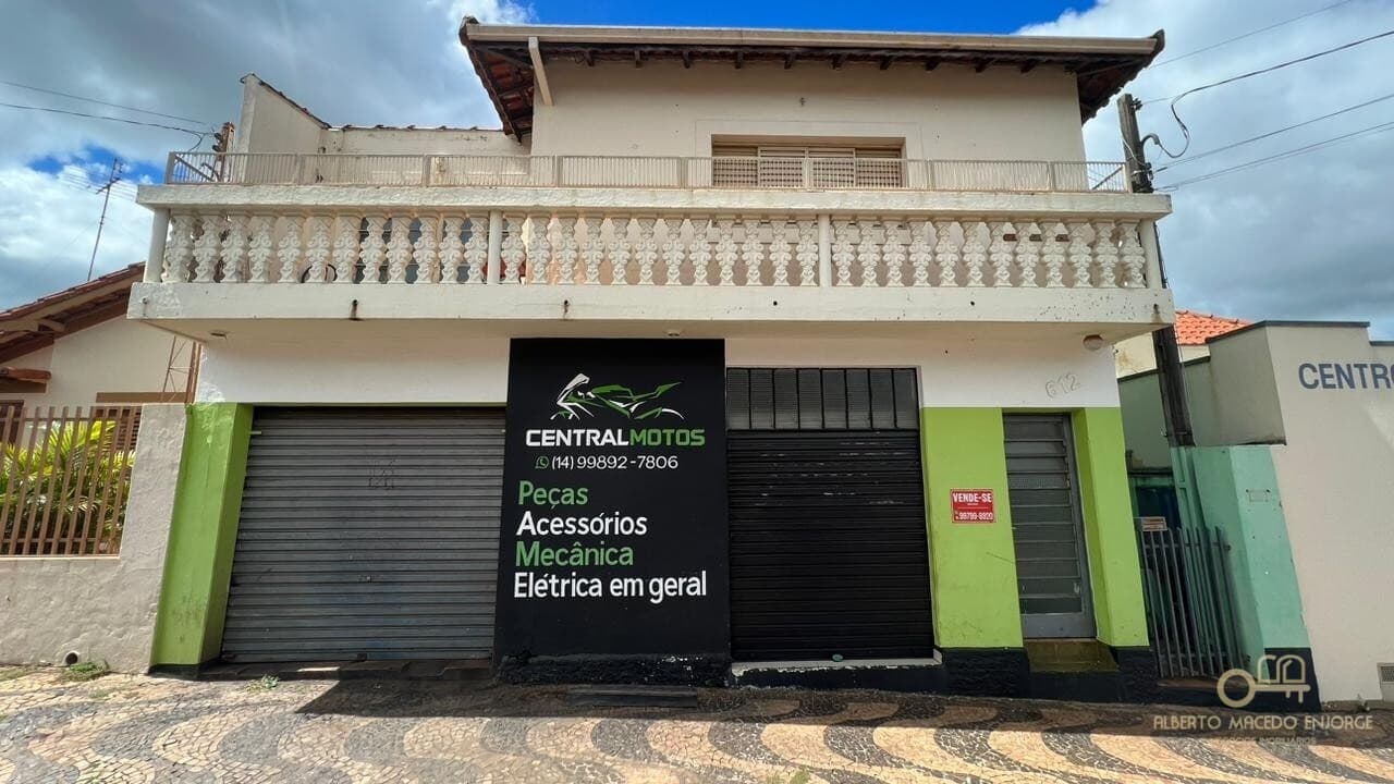 Duas casas com prédio comercial na frente à venda no centro em Brotas/SP
