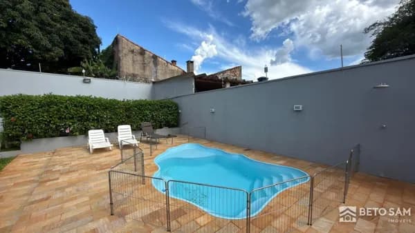 Casa alto padrão com piscina e próximo a Supermercado em Brotas/SP
