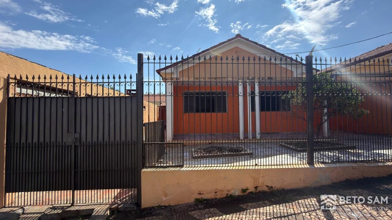 Casa com 3 quartos à venda no Centro de Brotas/SP