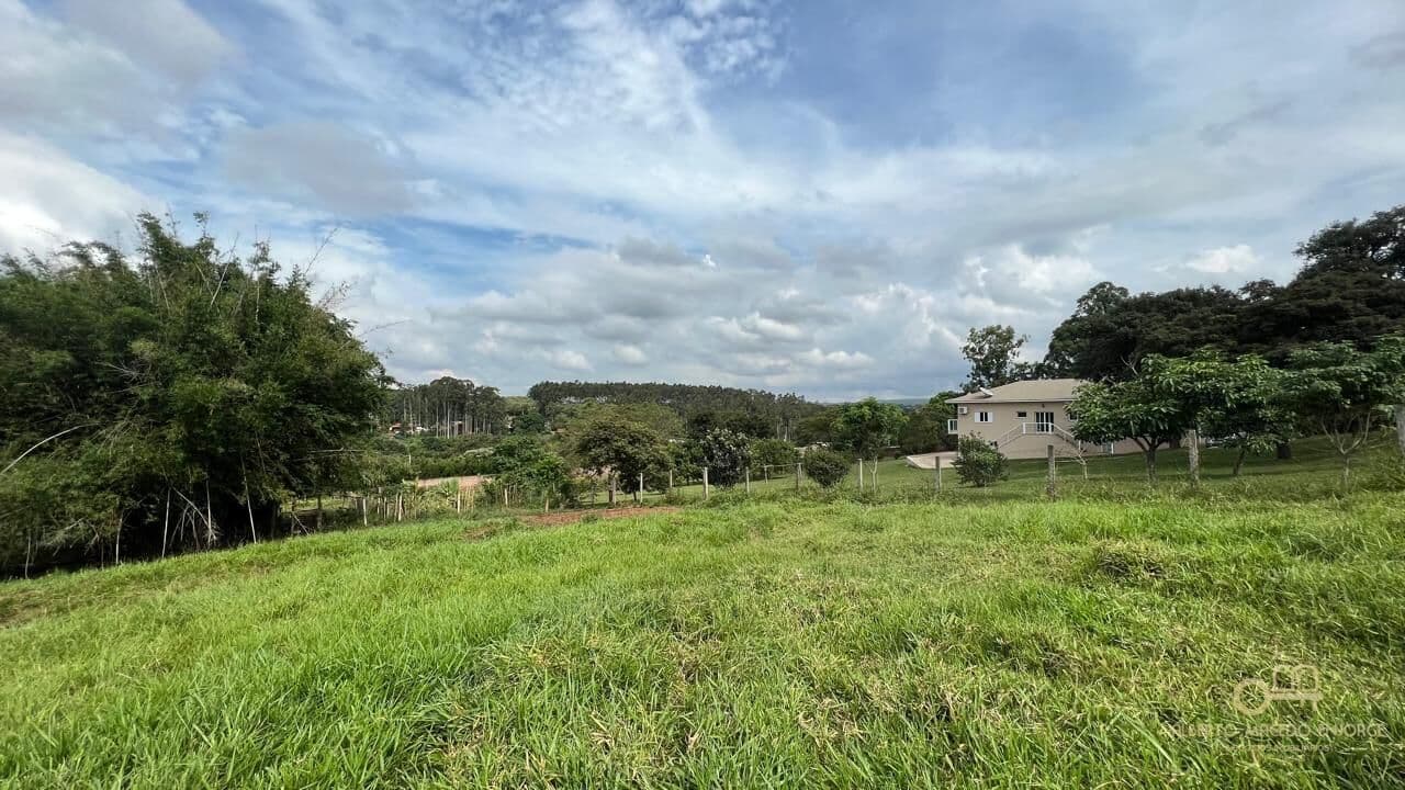 Chácara mista à venda na beira da rodovia