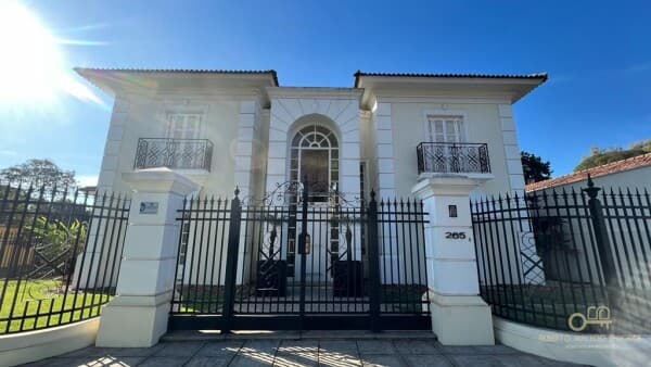 Casa de Alto Padrão com 4 suítes e piscina no Centro de Brotas