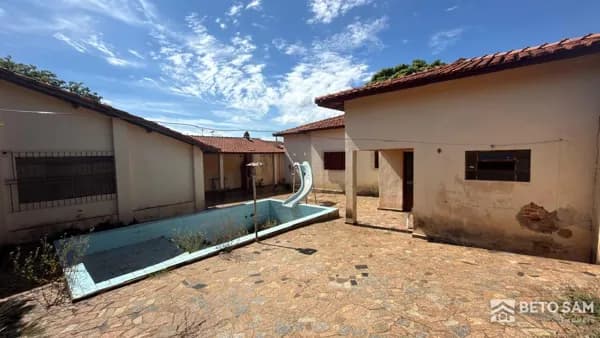 Casa com amplo terreno ao lado, no bairro Bela Vista