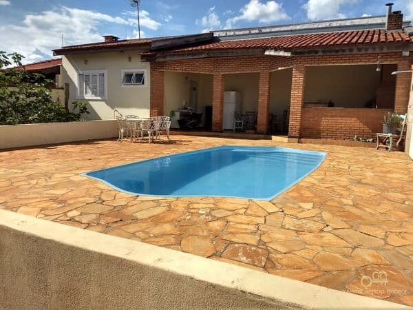 Casa padrão à venda em Brotas. Aceita proposta!