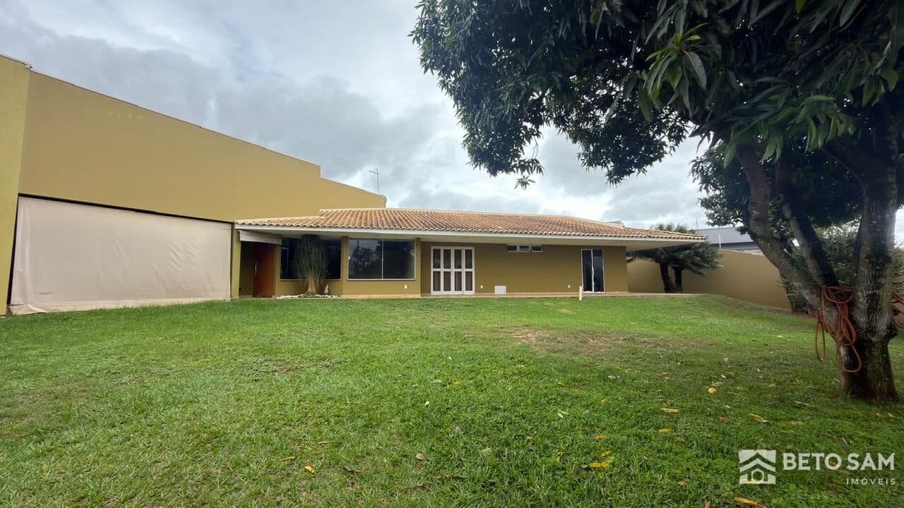 Casa de alto padrão com 3 quartos e escritório à venda em Brotas/SP