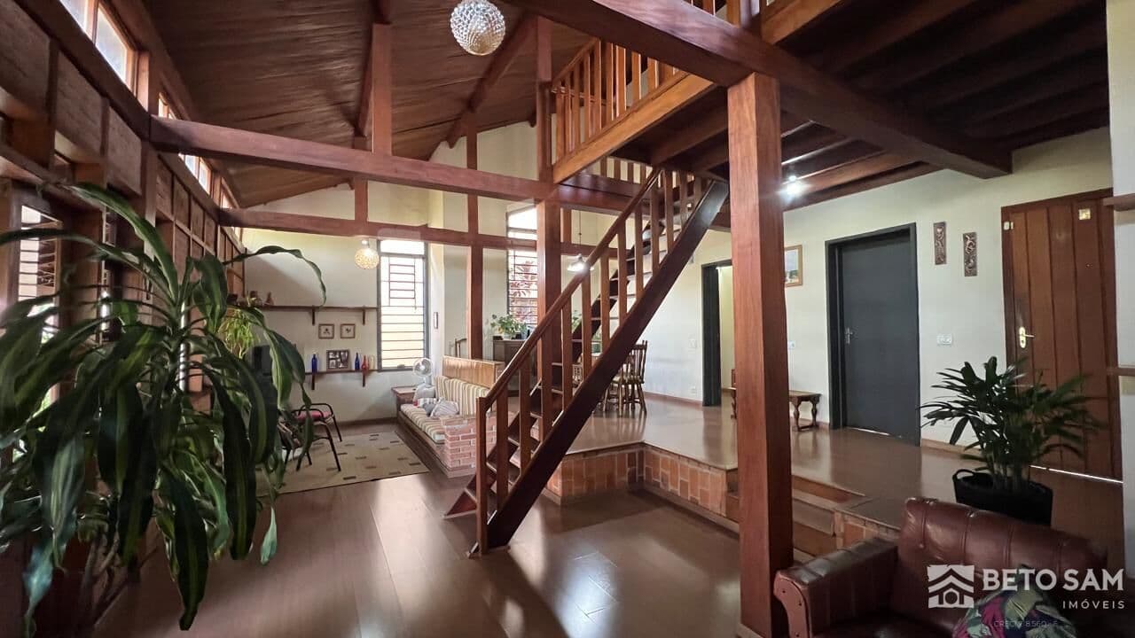 Casa à venda no Bela Vista com terreno amplo e piscina em Brotas/SP