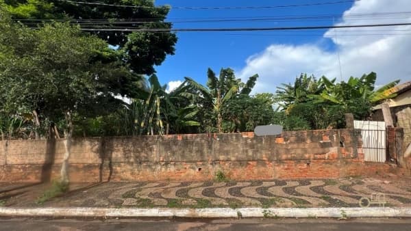 Terreno semi aterrado à venda no bairro São João em Brotas/SP