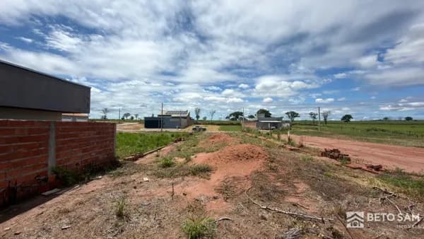 Terreno arrimado e com vista no Santa Amélia
