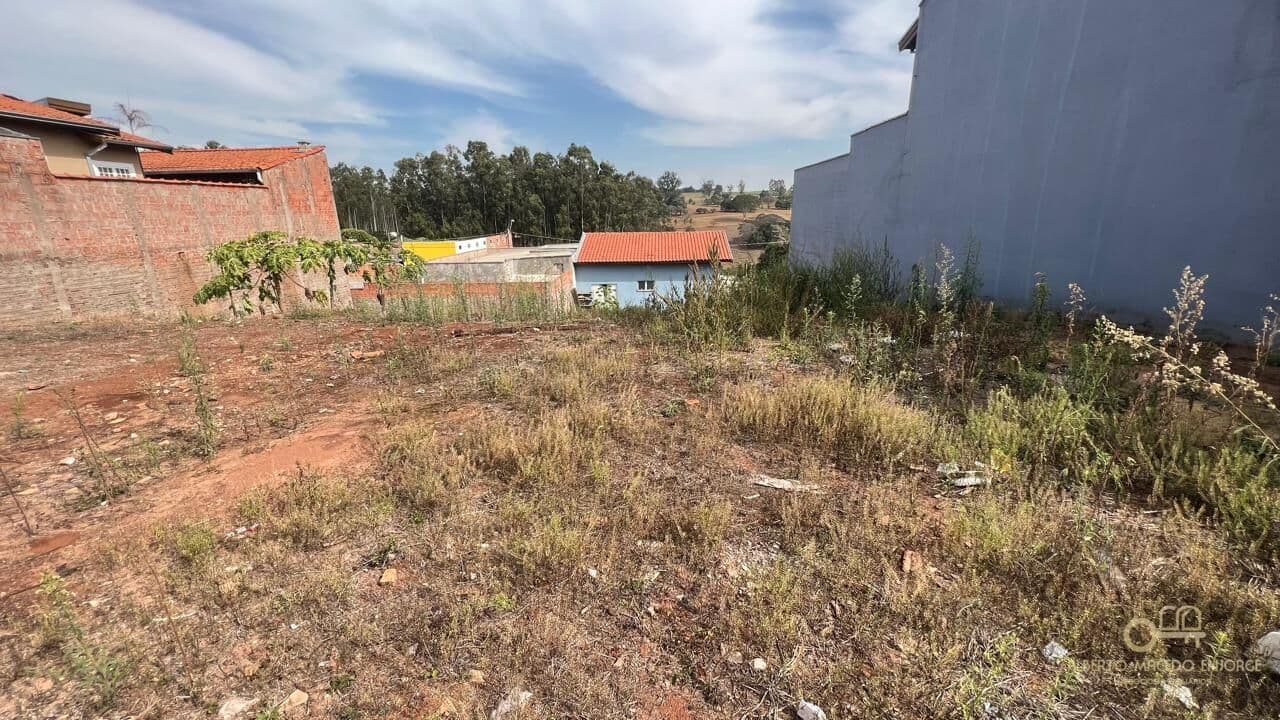 Terreno semi aterrado à venda no bairro Jardim Parizi