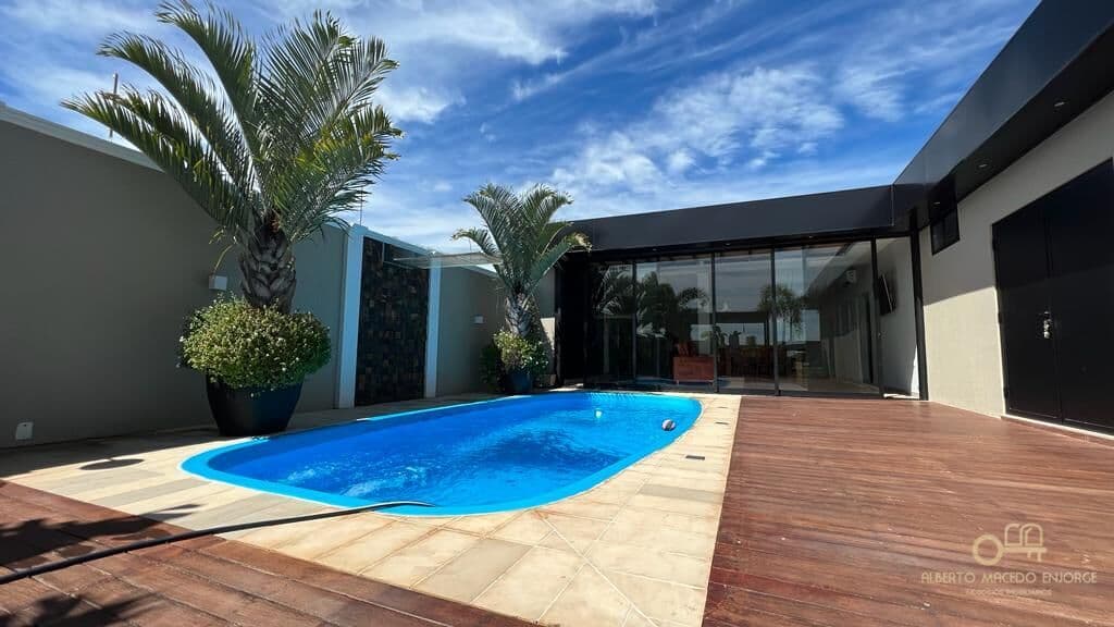 Casa alto padrão pronta para morar. Portas fechadas!