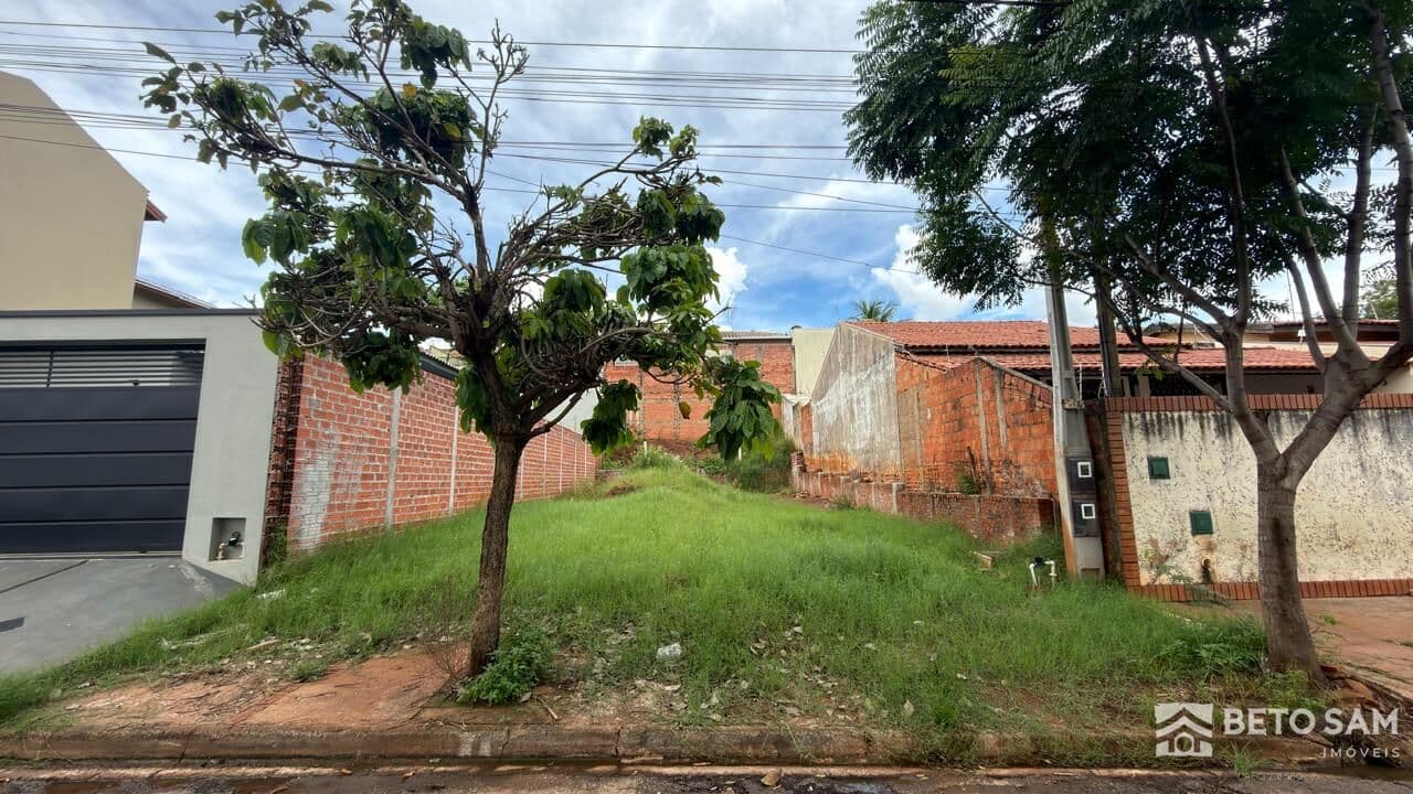 Terreno plano com arrimo no Jardim Parizi em Brotas/SP