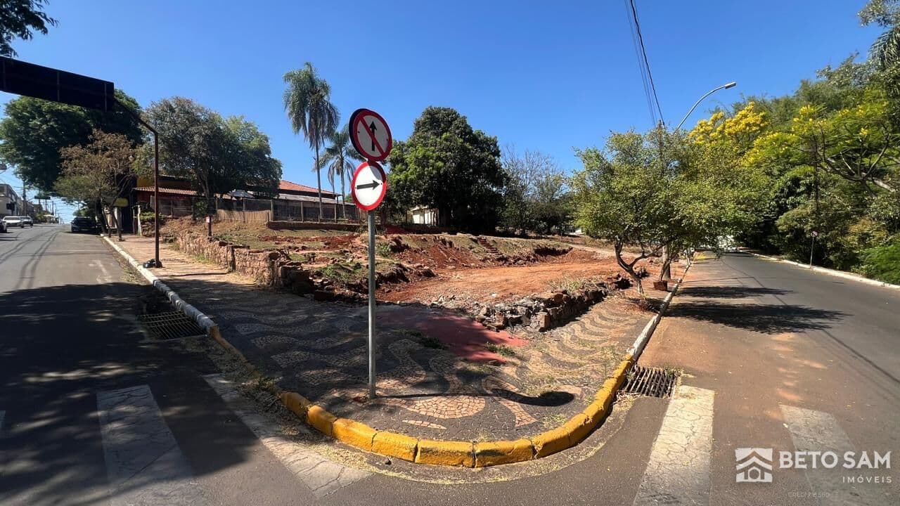 Terreno à venda no melhor cruzamento de Brotas!