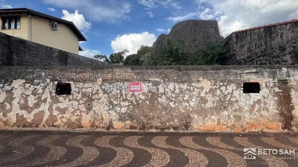 Terreno murado à venda no Centro de Brotas/SP