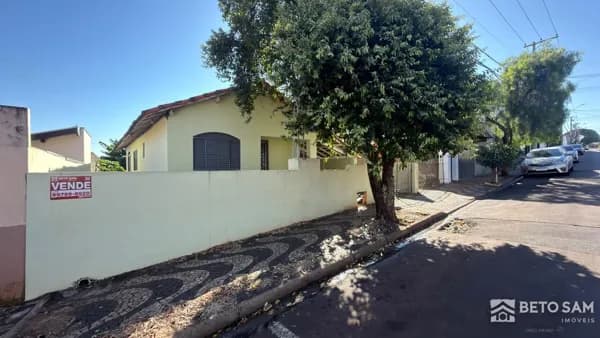 Casa com amplo terreno livre à venda no São João