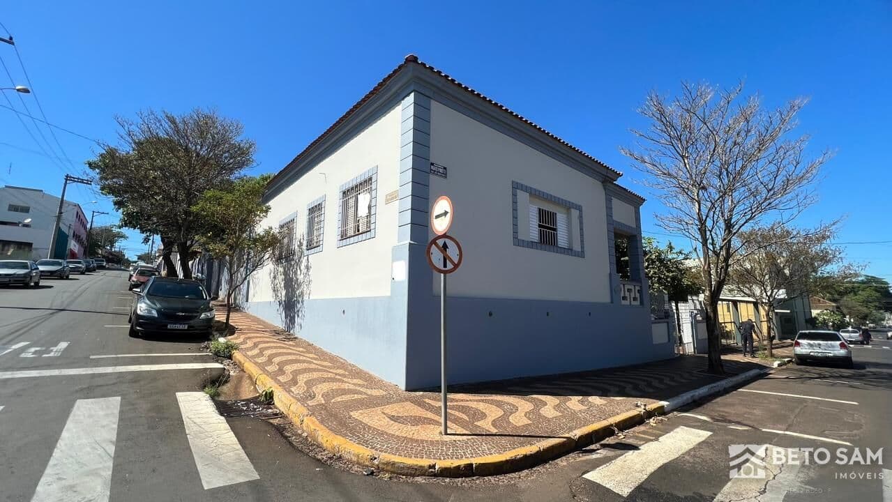 Linda casa de esquina no Centro, no estilo colonial