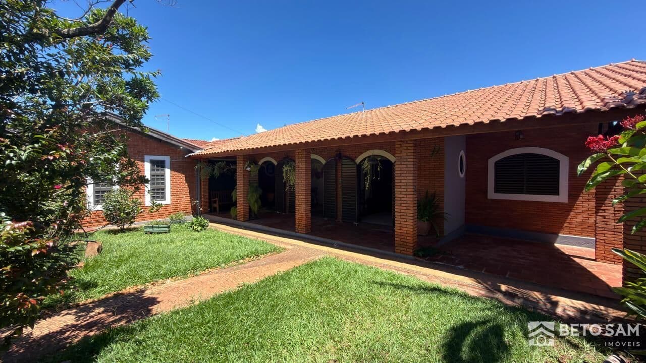 Casa aconchegante à venda com pomar no Centro