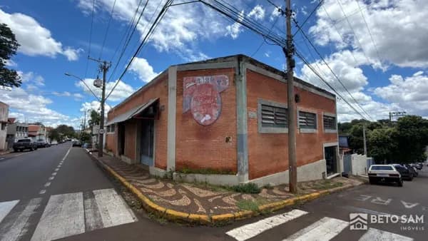 Salão comercial à venda de esquina no Centro de Brotas/SP