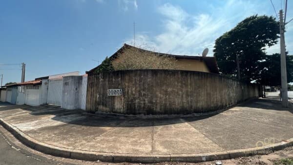 Casa de esquina à venda no bairro Campos Elíseos em Brotas/SP
