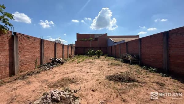 Terreno murado e com calçada à venda no Campos Prado em Brotas/SP