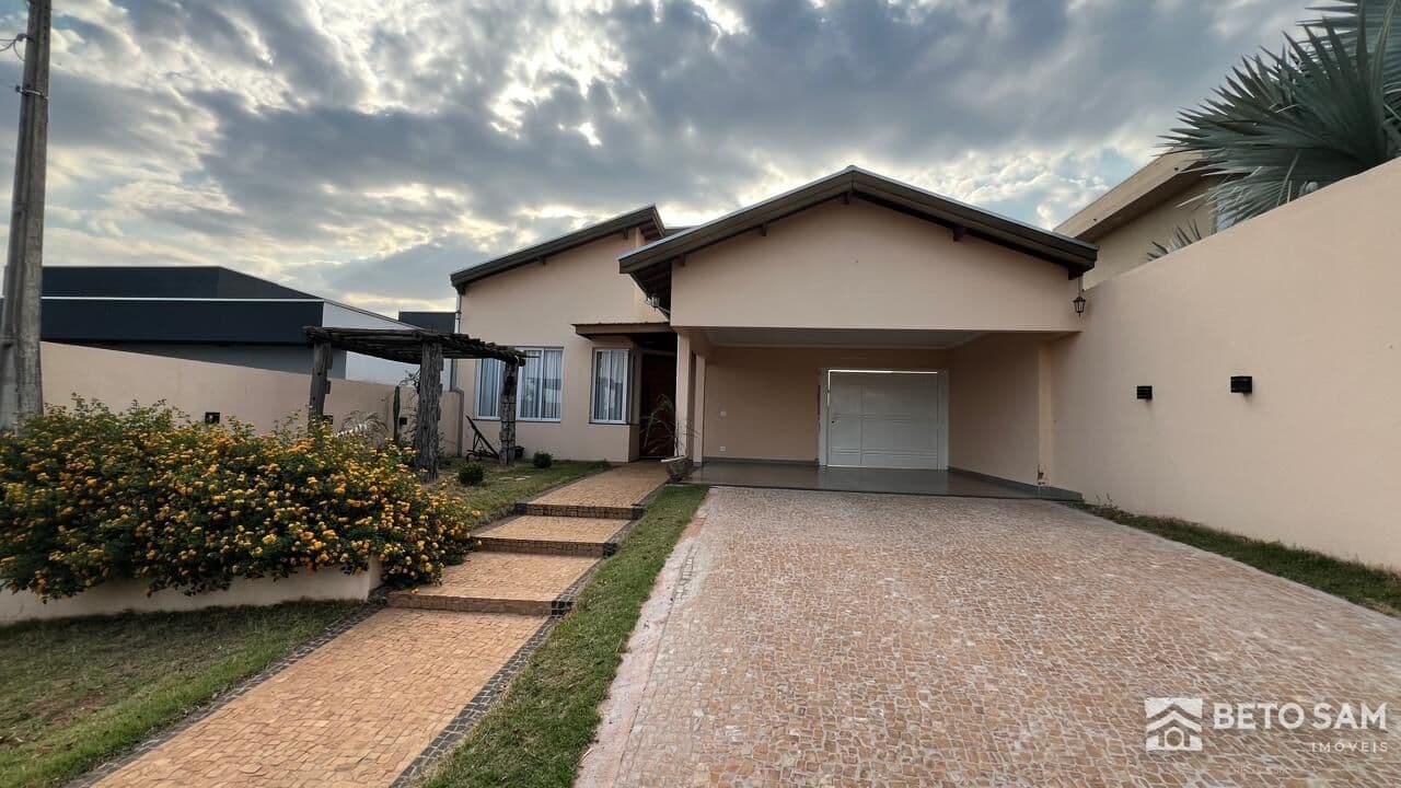 Casa de alto padrão com 3 quartos no Residencial Jacaúna