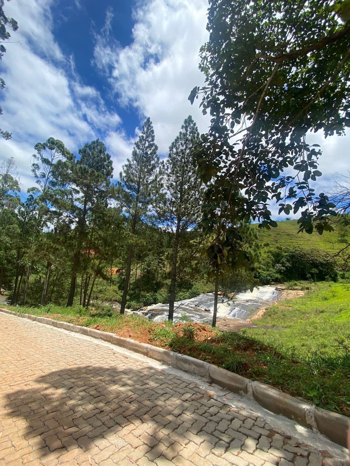 Lote no condomínio Recanto da Cachoeira com 459m² por R$125.000,00