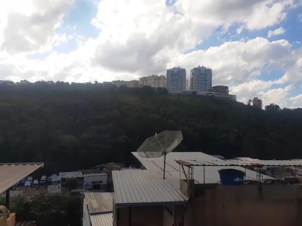 Casa espaçosa e com independência energética no bairro Santa luzia, JF-MG