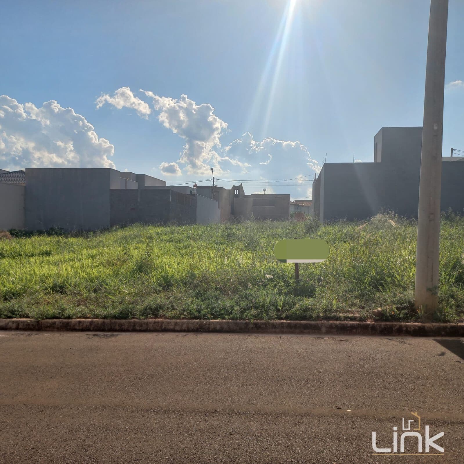 Terrenos à venda, planos, medindo 20 x 20, com 400 m2.