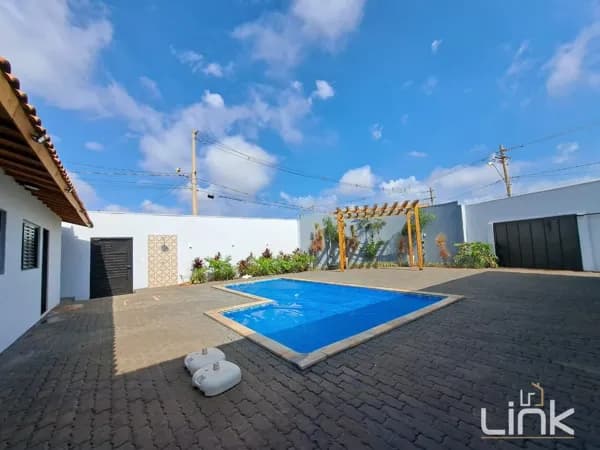 Casa térrea de festas à venda com 200 m2 de área construída, em terreno de 395 m2.