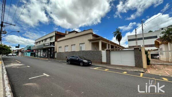 Casarão Residencial com Potencial Comercial