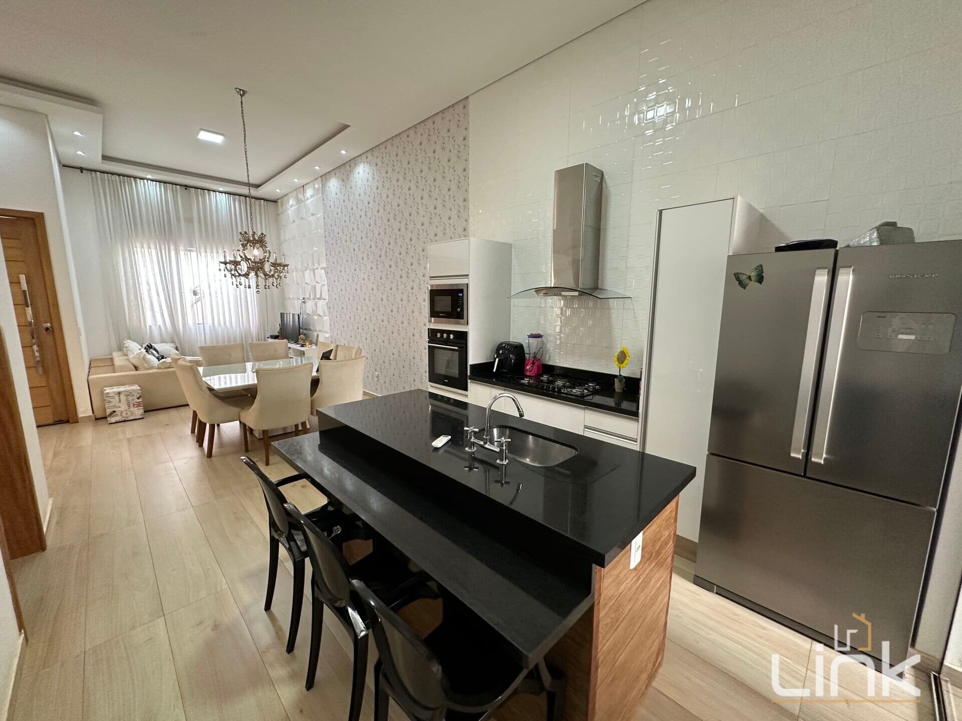 Casa Espaçosa e Moderna em Terreno de 200m²