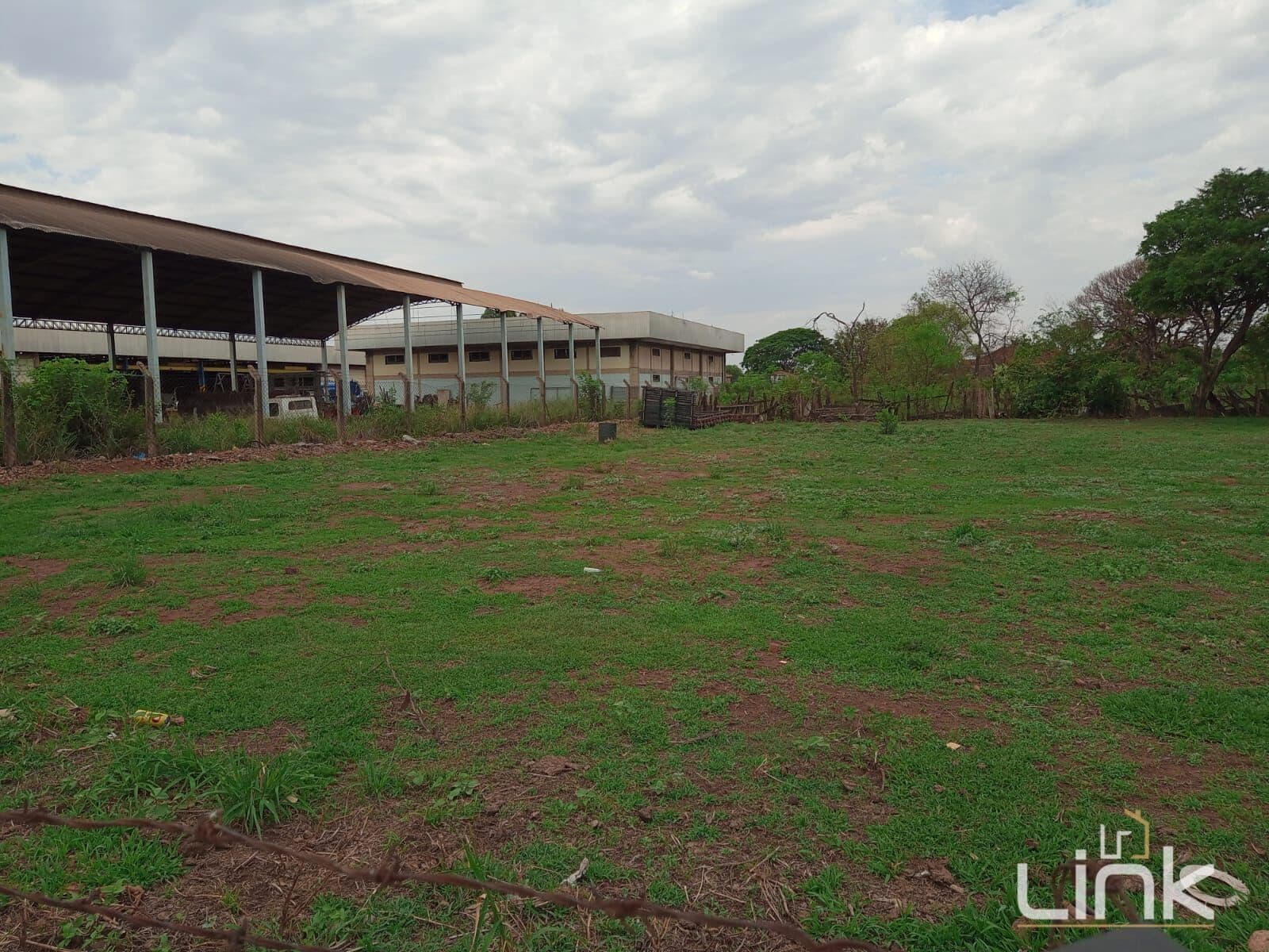 Terreno amplo, plano, 50 x 50, medindo 2.500 m2