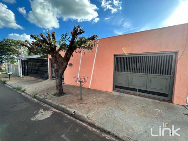 Casa com sala cozinha três dormitórios sendo três suítes garagem lavabo