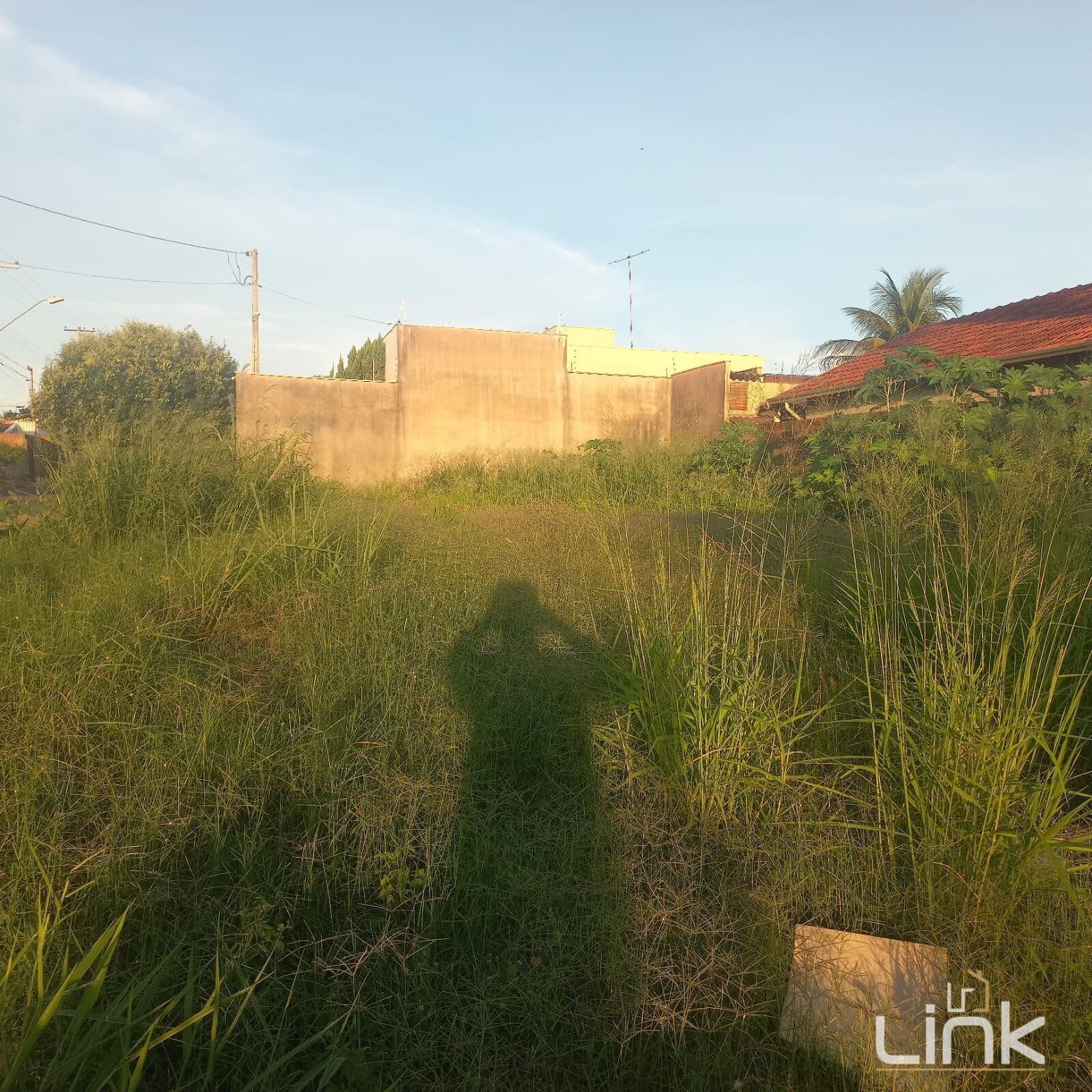 Terreno à venda, plano, medindo 11 x 22, com 242 m2.