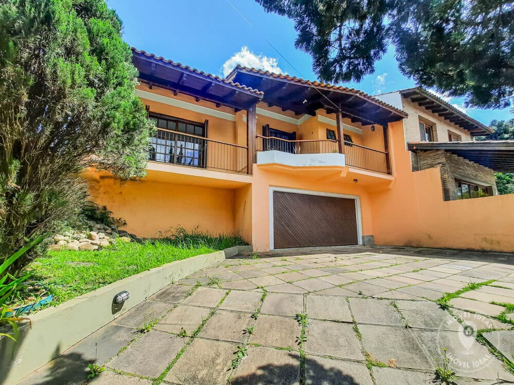 Casa em Condomínio Cantegril - 3 dorm. c/ 1 Suíte, Piscina e Sacada