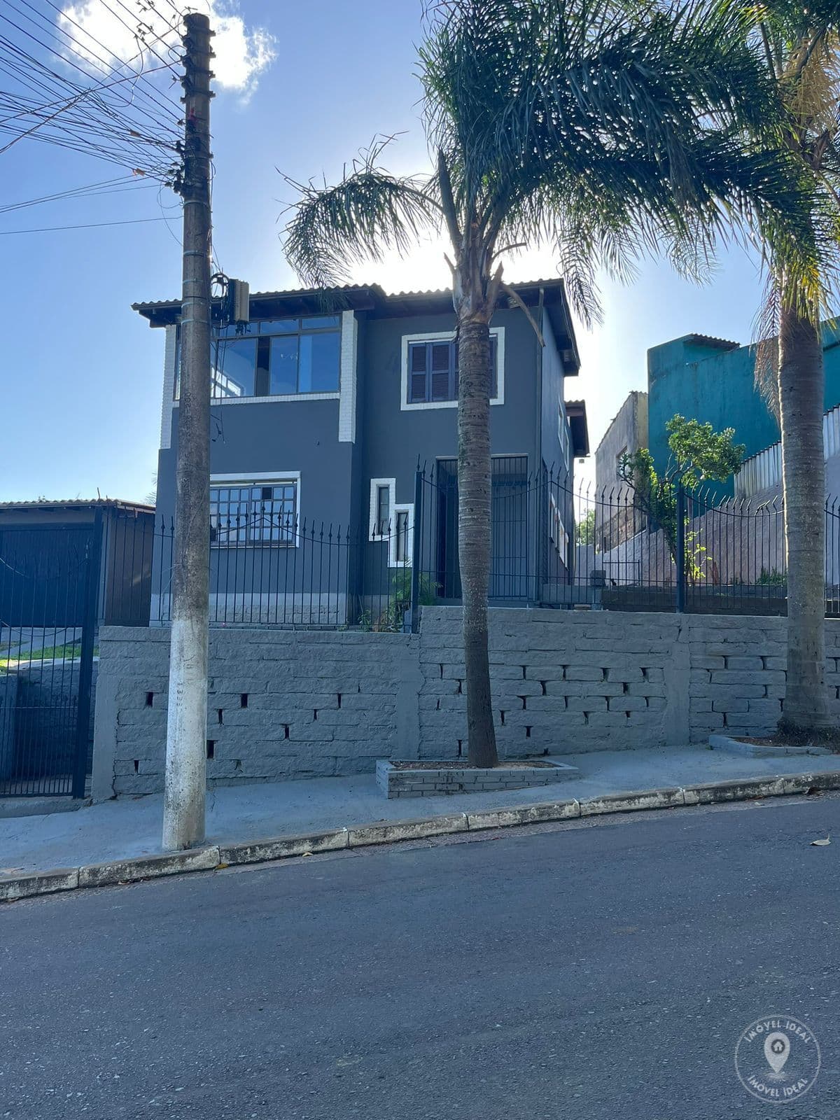 Casa de 3 dorm. sendo 2 Suítes na Av. Barreto Viana, bairro Cecília, em Viamão-RS
