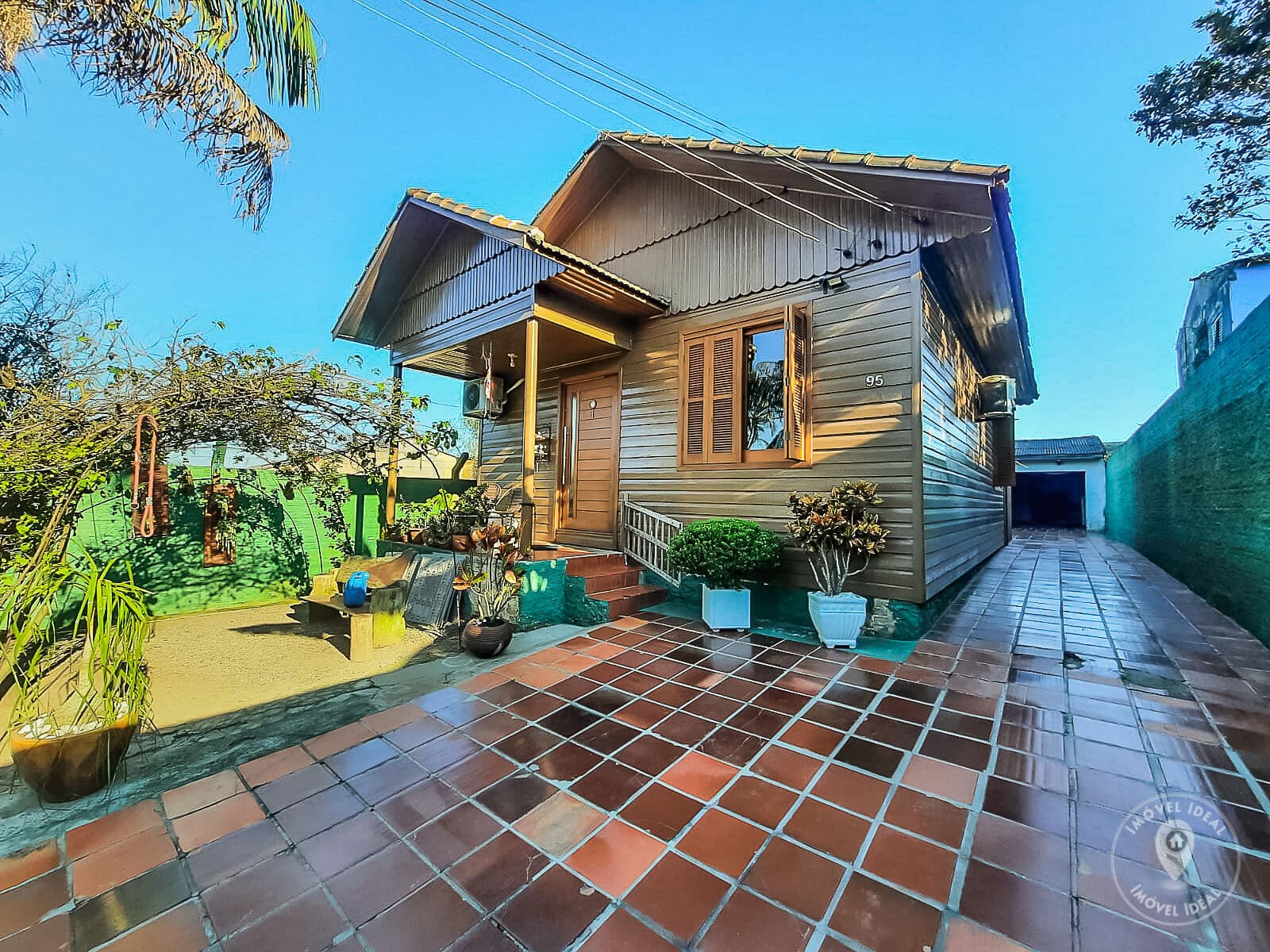 Charmosa Casa em Estilo Chalé, com Pátio Amplo, no Krahe