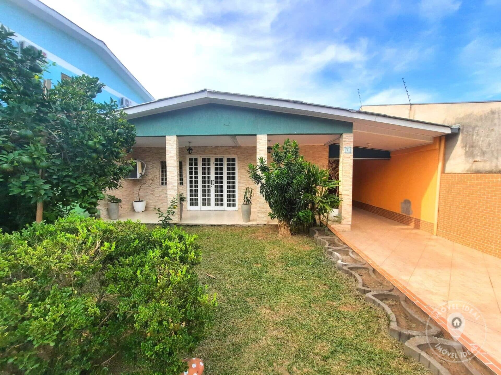 Casa na Santa Isabel - 3 dorm c/ Suíte - Amplo Terreno - Salão nos Fundos
