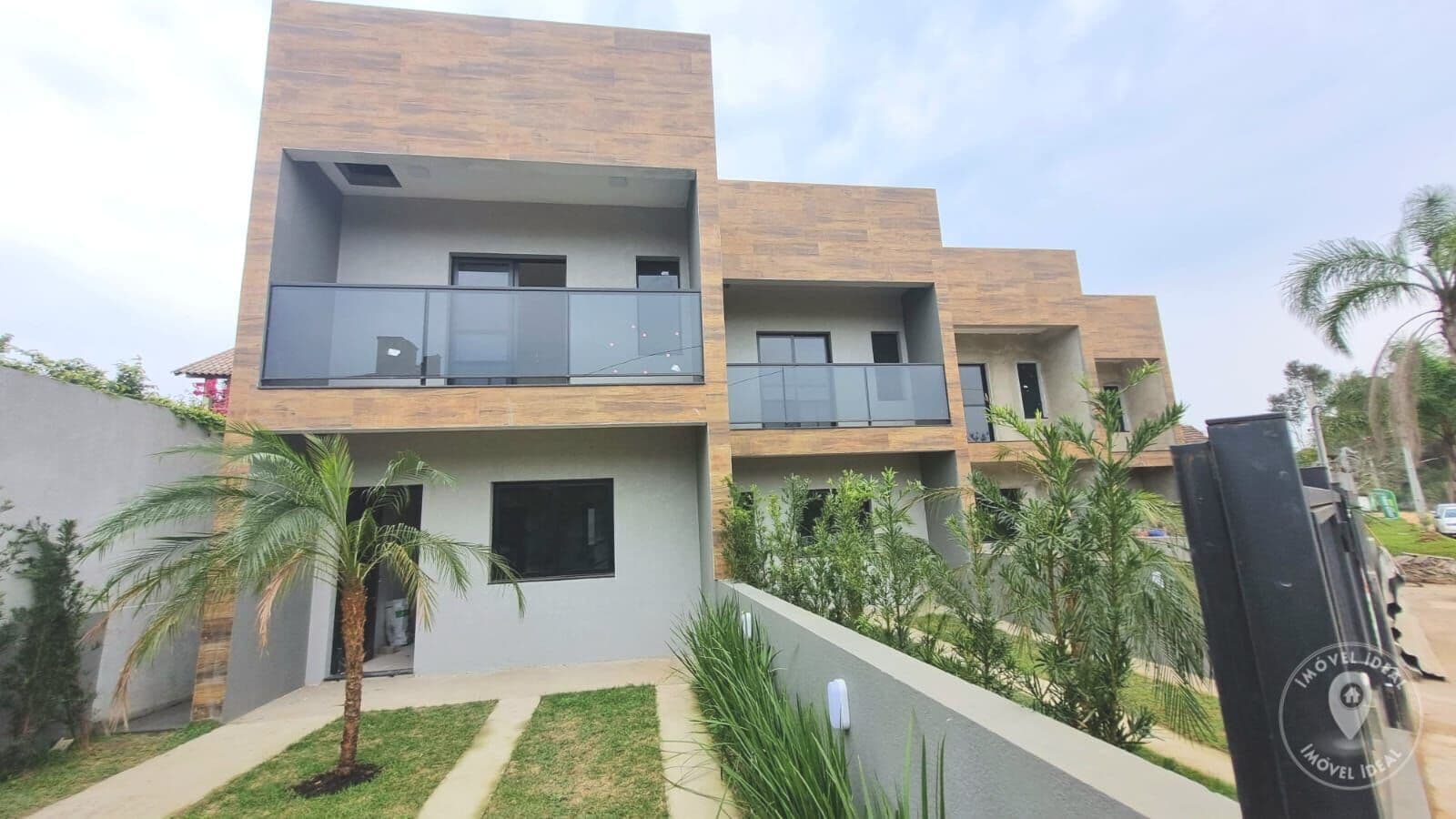 Último Sobrado no Lago Tarumã - Amplo, com 2 dorm, pátio frente e fundos, e churrasqueira