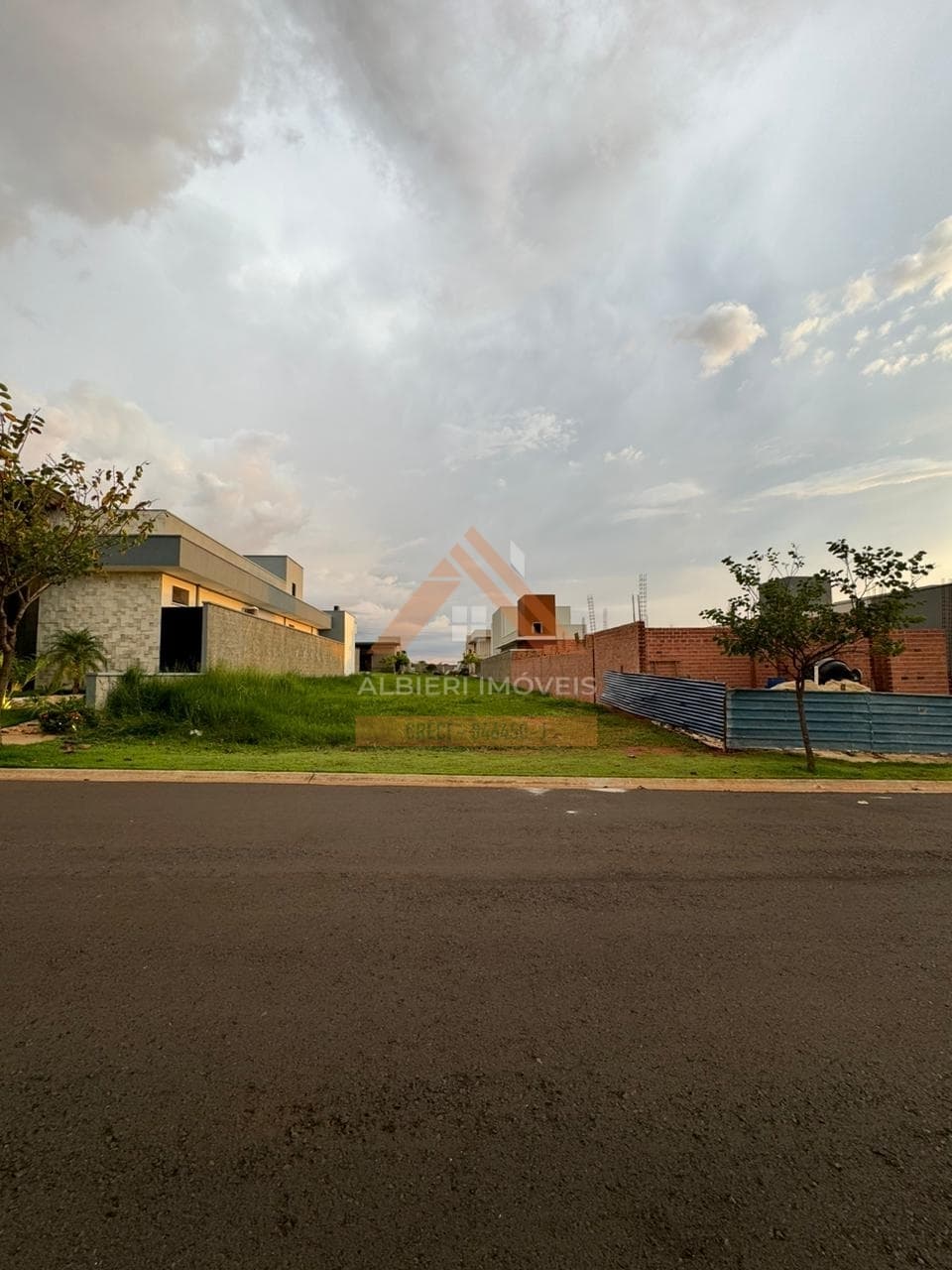 Terreno á venda no Condomínio Volpi