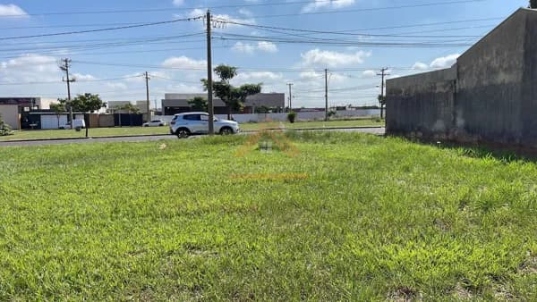 Terreno à venda com excelente localização no bairro Jd Serra Azul - Araraquara-SP