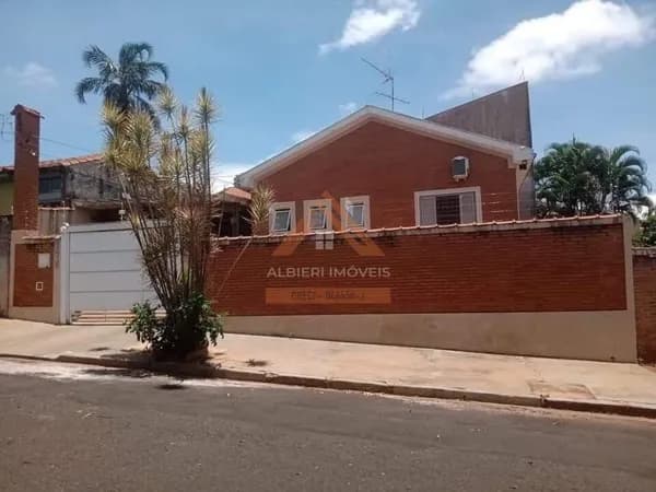 Casa Padrão á venda no Jd Tamoio.