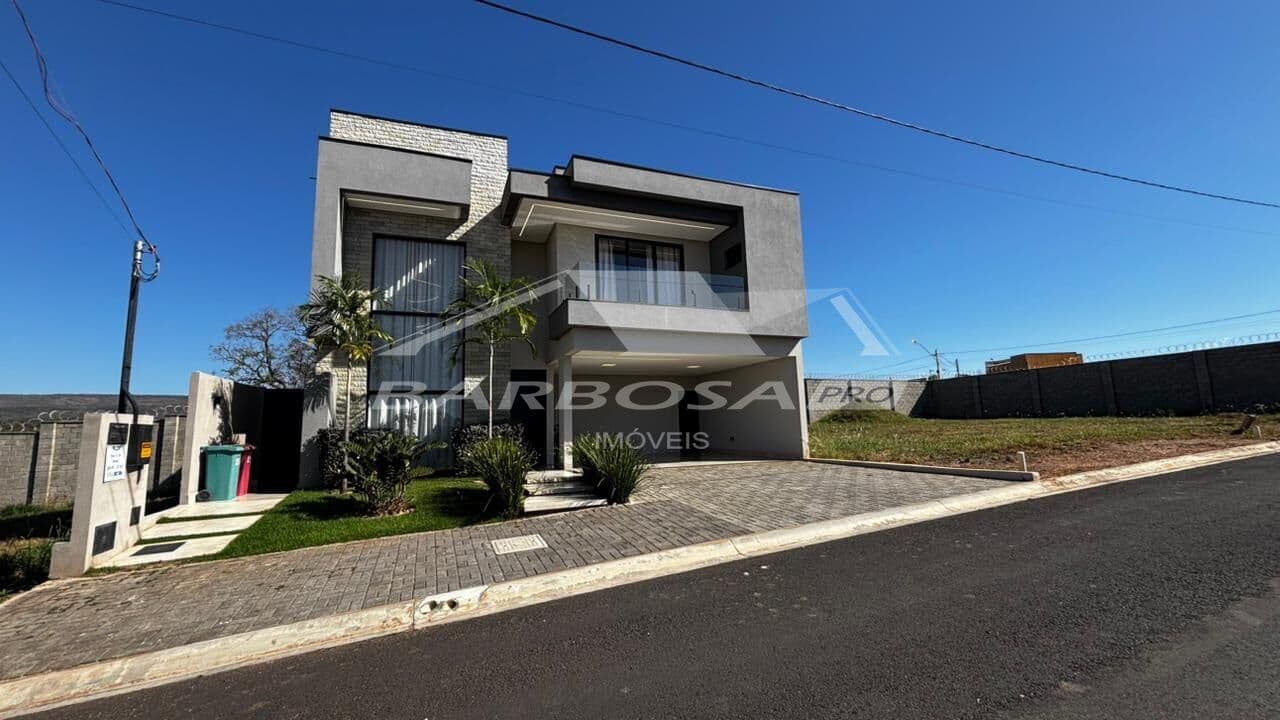 Casa alto padrão com 3 suites e piscina á venda no Condomínio Cidade das Flores