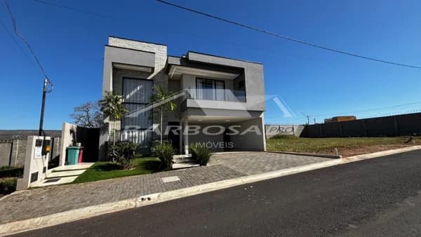 Casa alto padrão com 3 suites e piscina á venda no Condomínio Cidade das Flores