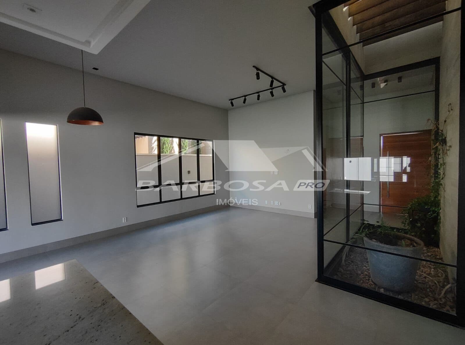 Casa com 3 quartos e um suite com closet á venda no Turista II