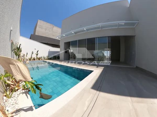 Casa com 3 suítes e piscina á no Condomínio Del Fiore