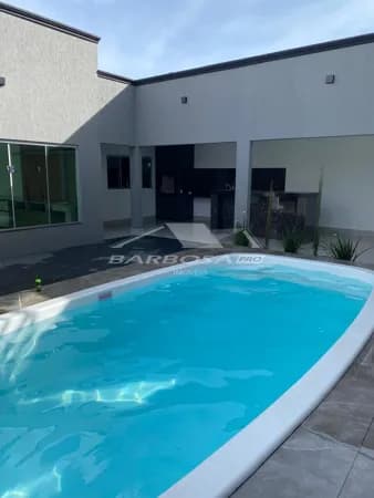 Casa com piscina á venda em Jardim Serrano